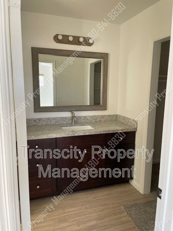 Mesa House: 630 E Jensen St
