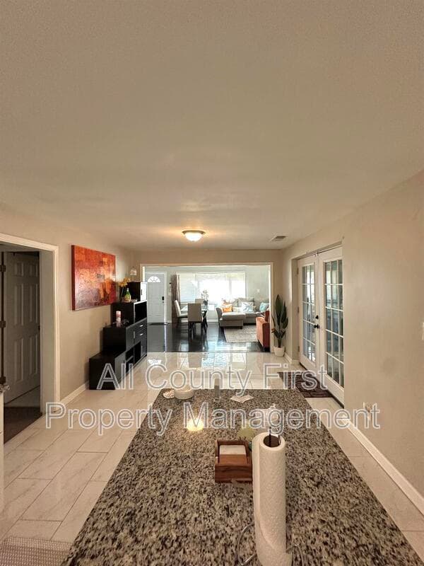 Decatur House: 1384 Peachcrest Rd,