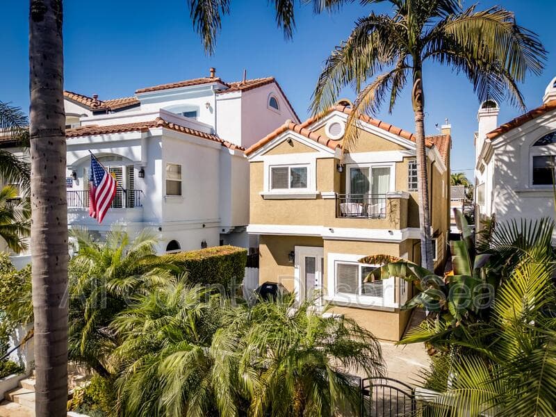 Huntington Beach House: 621 8th St