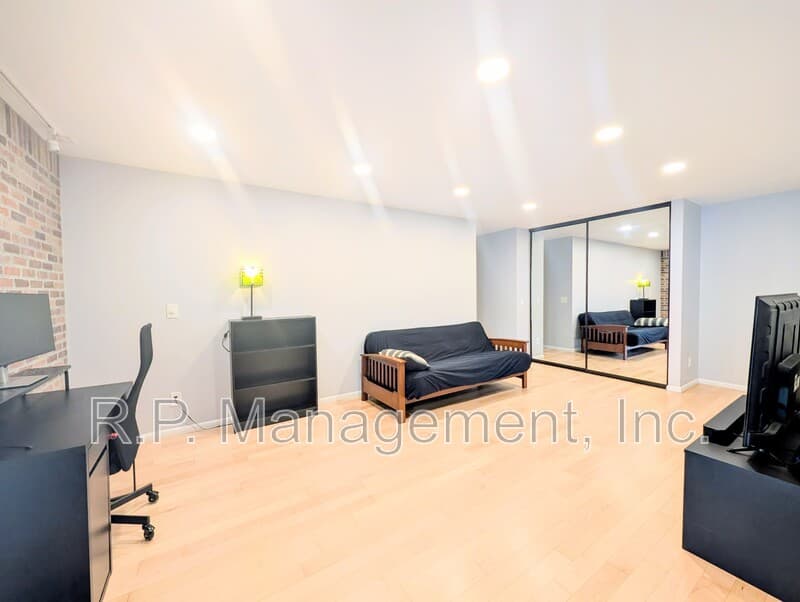 Woodbury Condo: 6317 Alderwood Bay