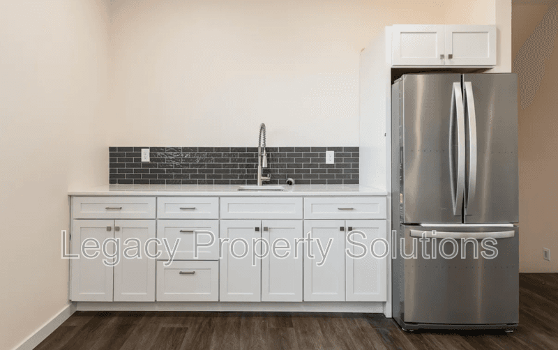 Bismarck House: 2108 Monarch Ave