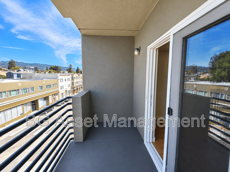 Oakland Condo: 1459 MacArthur Blvd