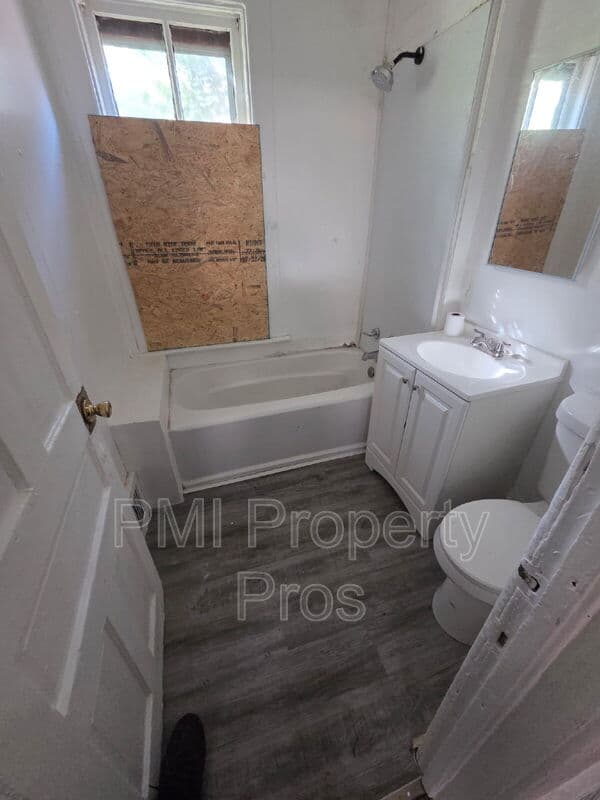 Milwaukee House: 615 W Chambers St