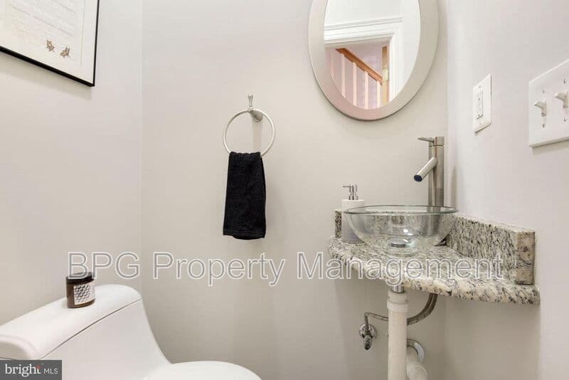 Washington House: 431 Manor PL NW