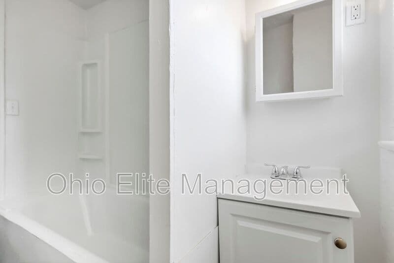 Columbus House: 2709 Sullivant Ave