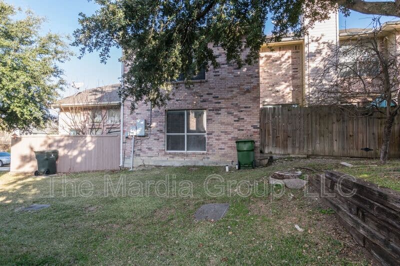 Garland House: 3904 Brandon Park Dr