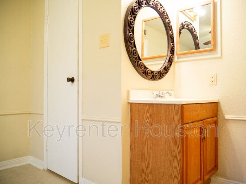 Houston House: 2750 Holly Hall St