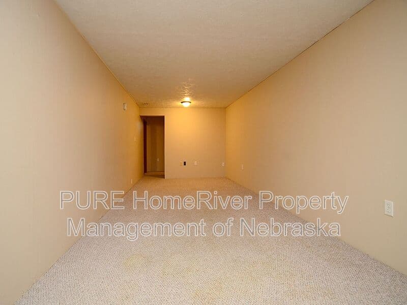 Omaha House: 8608 B St