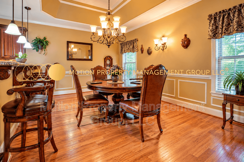 Monticello House: 682 East Mourning Dove Court