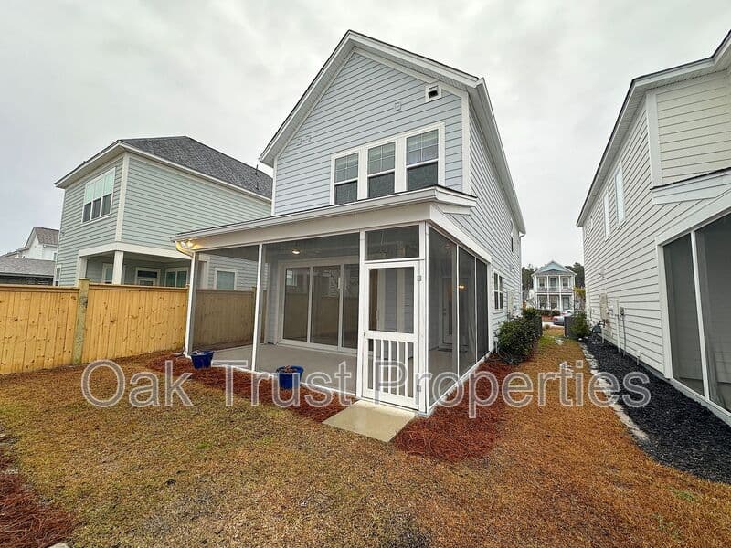 Summerville House: 651 Blueway Avenue