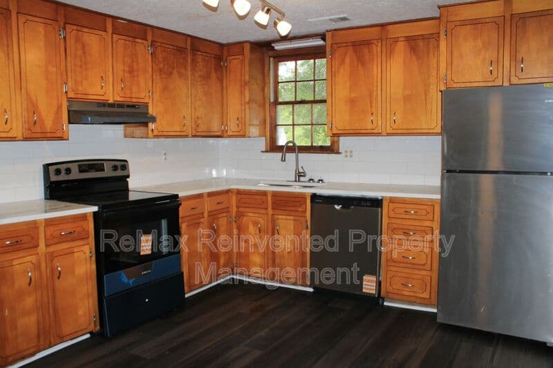 Aiken House: 3328 Vaucluse Rd.