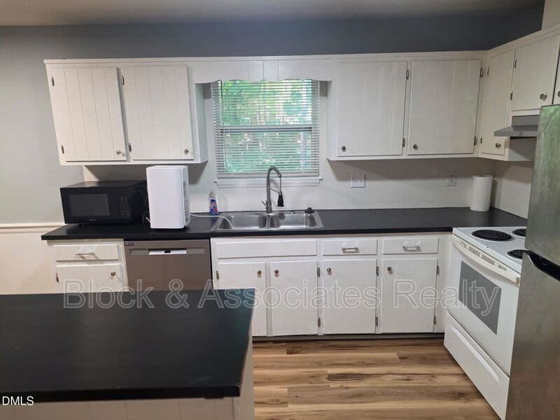 Cary House: 902 W Chatham St