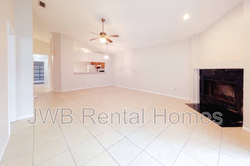 Jacksonville House: 2284 Destine Ln