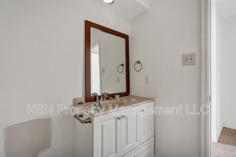 Savannah Townhome: 2220 East Victory Drive