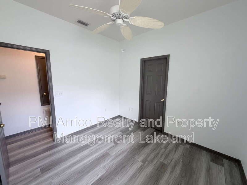 Lakeland House: 1065 View Pointe Way