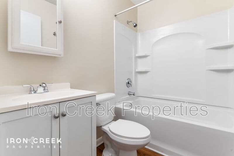 Black Mountain House: 250 Avena Rd