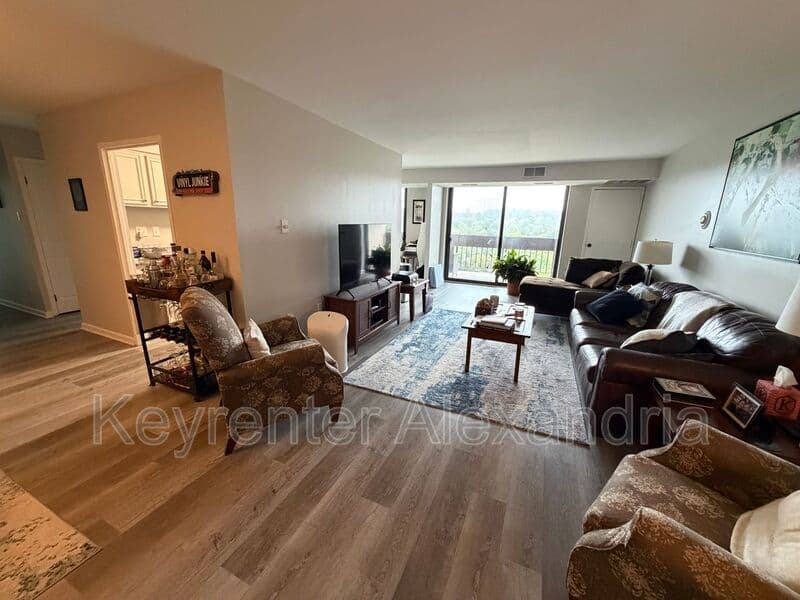 Alexandria House: 5300 Holmes Run Parkway