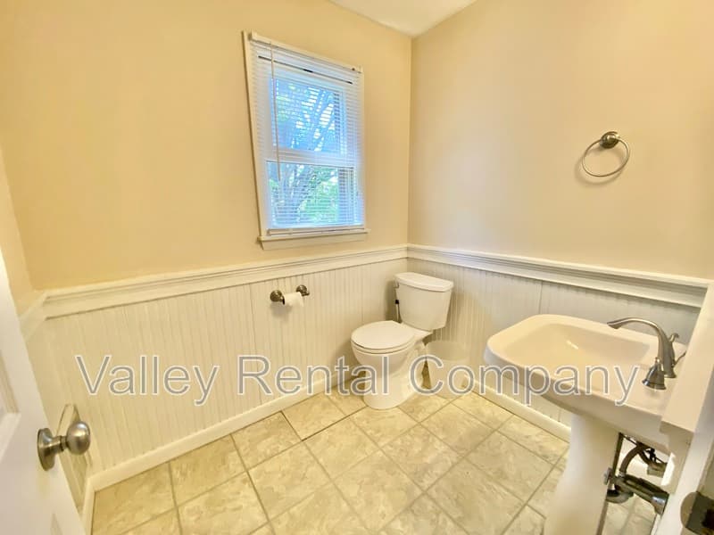 Hadley House: 73 Rocky Hill Rd
