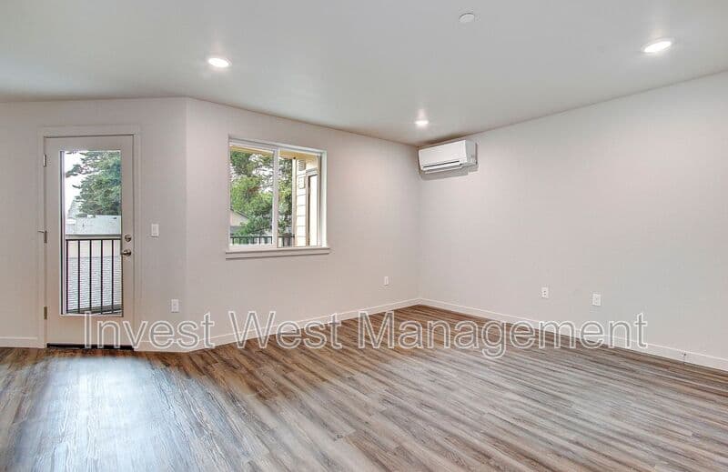 Vancouver House: 404 NE 117 Avenue