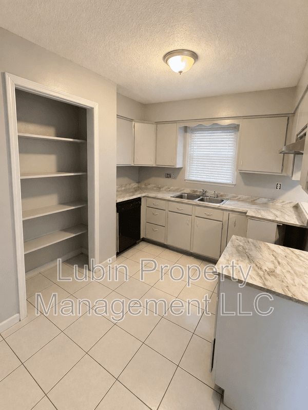 Memphis House: 462 Fernhill Cv