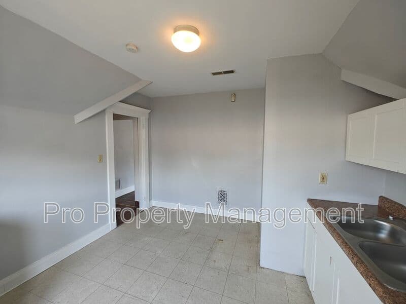 New Haven House: 1644 Chapel Street