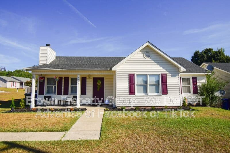 Fayetteville House: 5598 Windy Knoll Pl