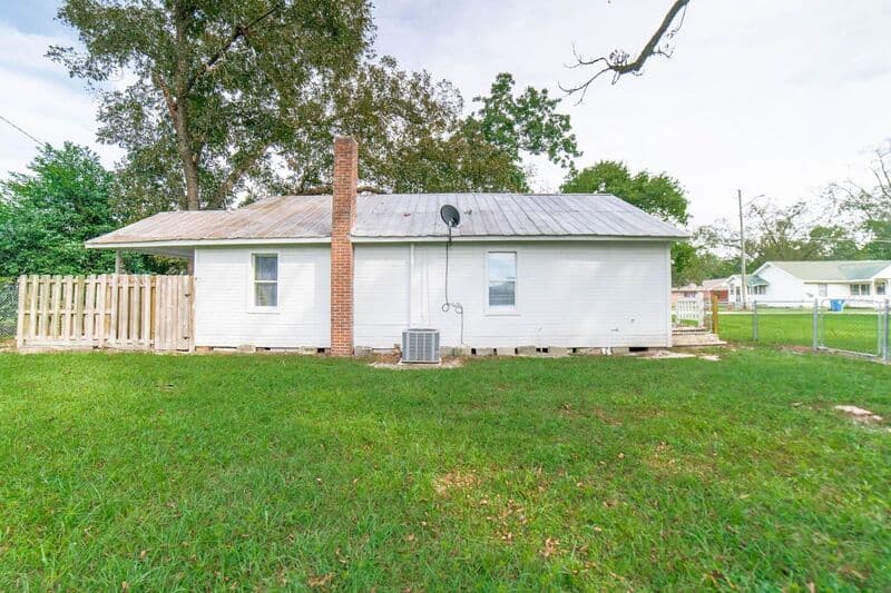 Glennville House: 518 Railroad Street