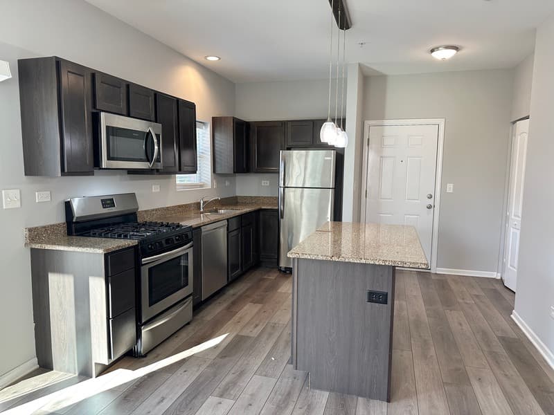 East Dundee Condo: 809 E Main St