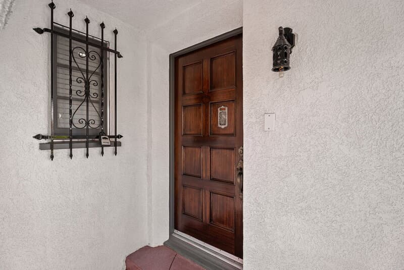 Long Beach House: 76 Roycroft Avenue