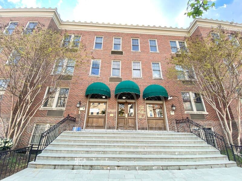 Washington Condo: 2410 20th St, NW