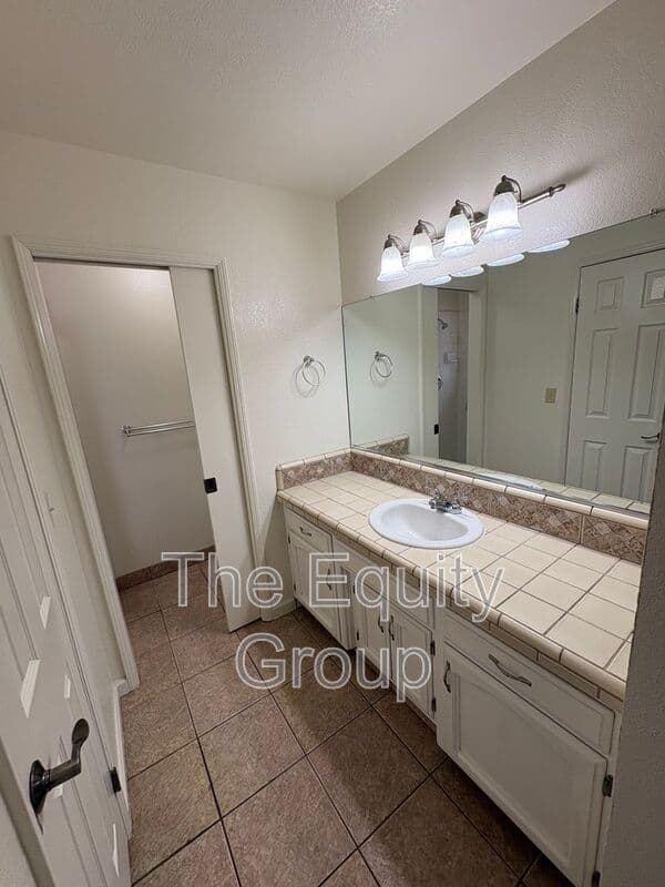 Visalia House: 1931 South Stevenson Ct