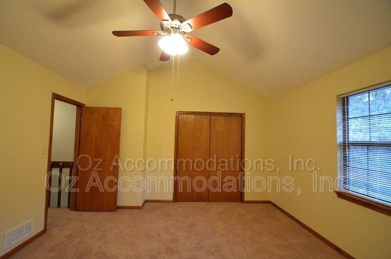 Lee's Summit Townhome: 313 NE Timbercreek Dr.