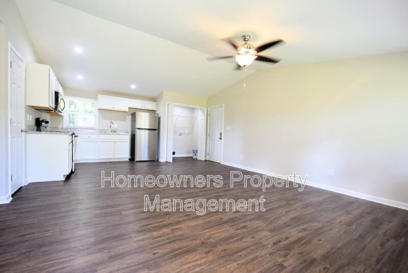 Fayetteville House: 405 Andrews Rd