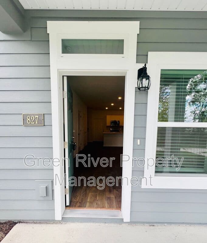 Middleburg House: 827 Rivertree Place