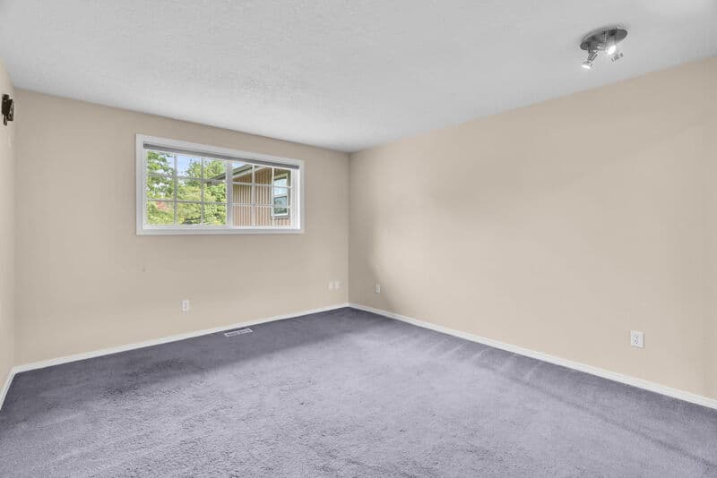 Portland House: 9255 Southwest Boones Ferry Road