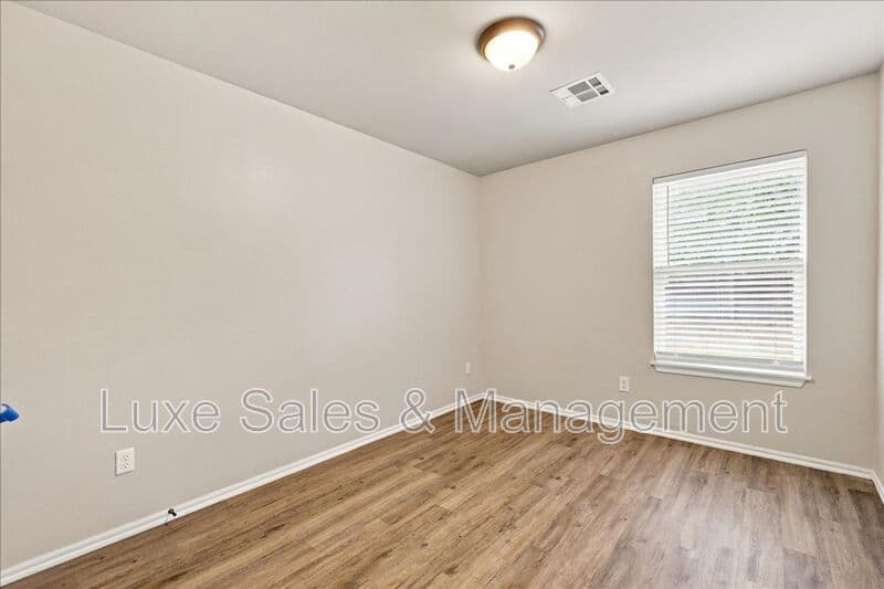 Edmond House: 404 Chalk Hill Ct