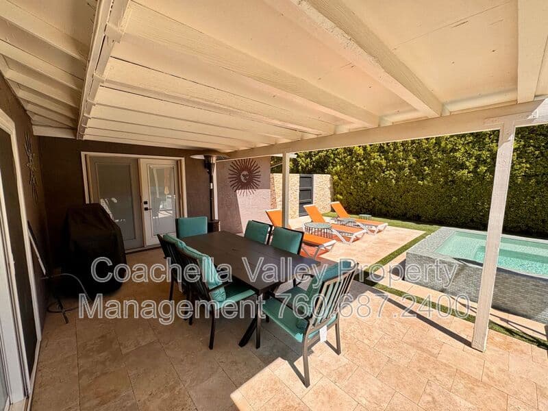 Palm Springs House: 2004 N San Antonio Rd