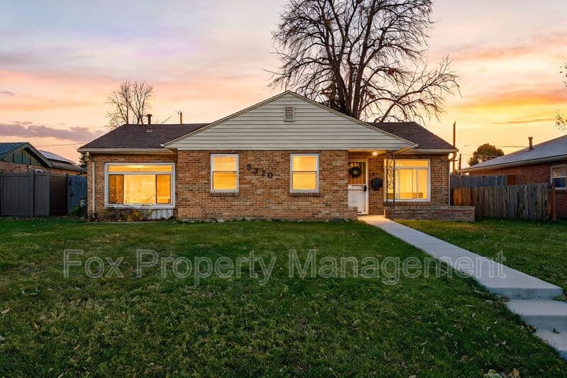 Denver House: 5320 E Thrill Place