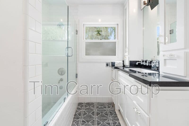 Costa Mesa House: 274 Magnolia St