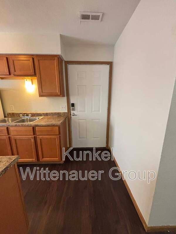 Swansea Condo: 1803-4 Jamestown Road