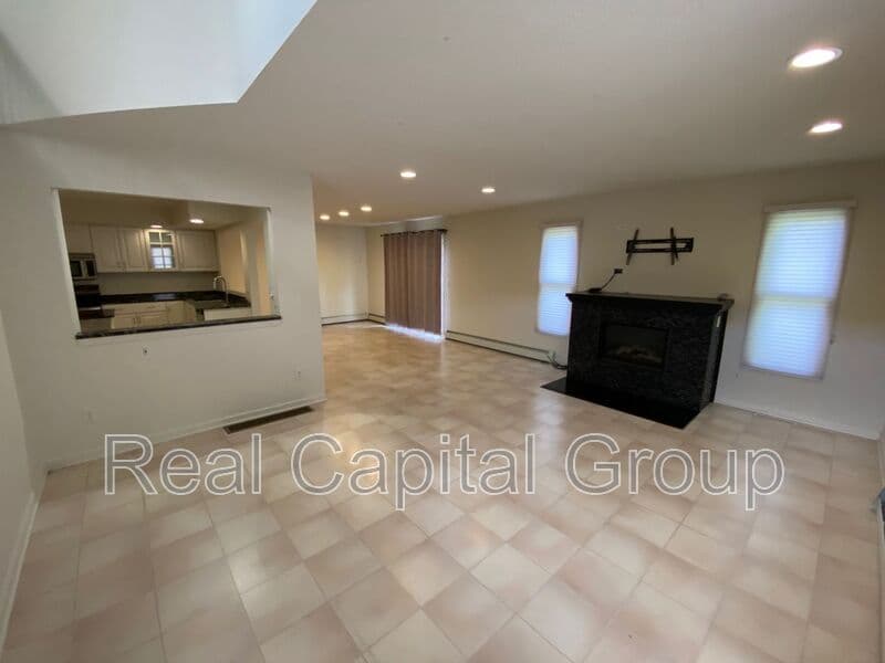 East Amherst House: 71 Berwick Ln