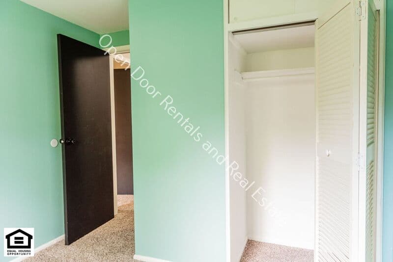 Fort Wayne House: 6718 Raintree Road