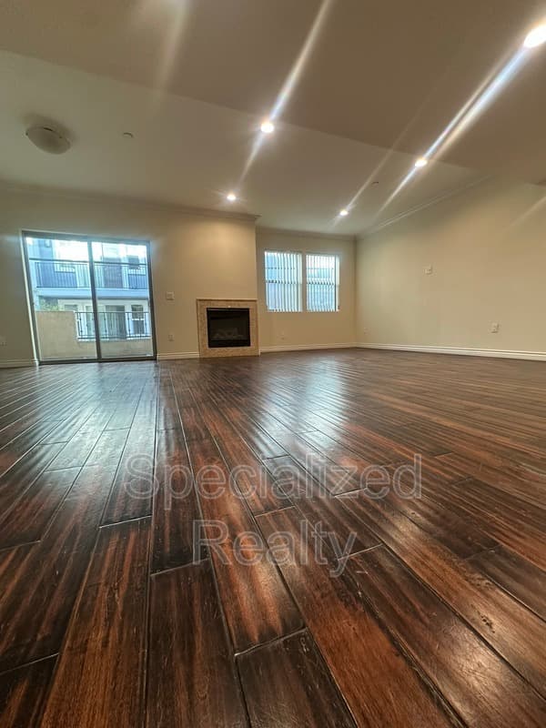 North Hollywood Condo: 10921 Whipple Street