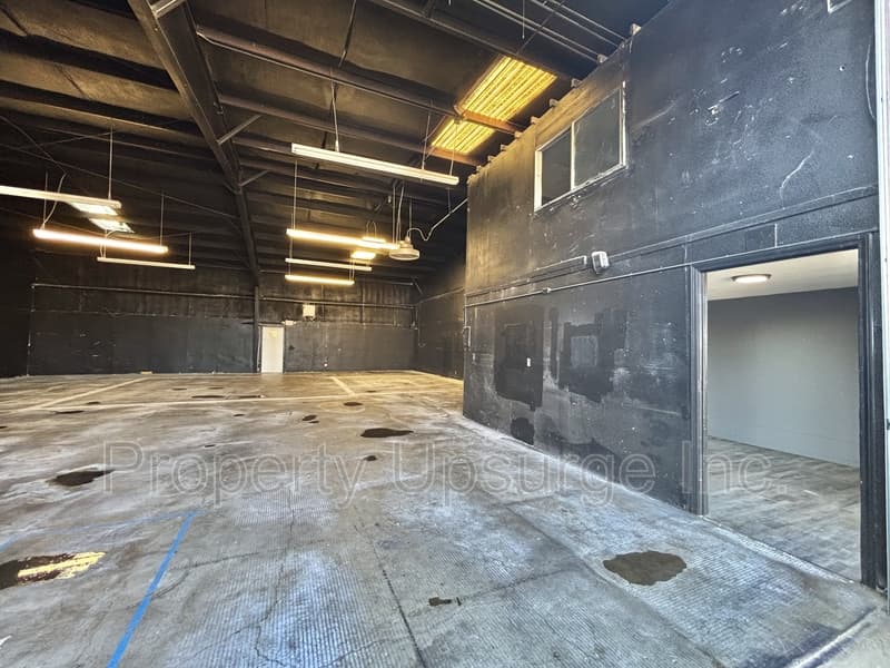 Anderson House: 6200 Stainless Way - 15 & 16