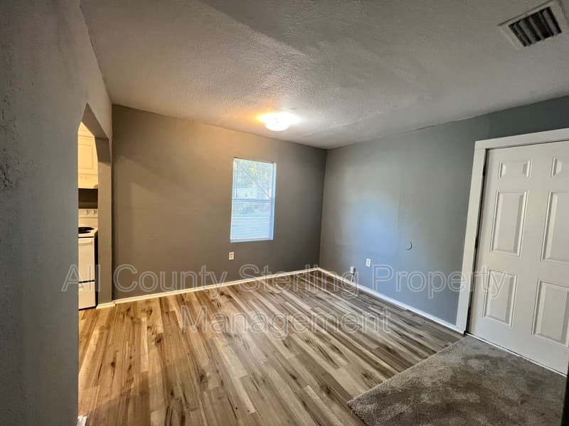 Lake City House: 727 SE Dade Street