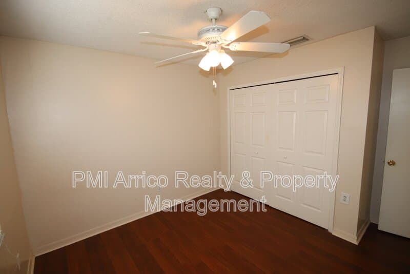 Tampa Townhome: 7430 E Bank Dr