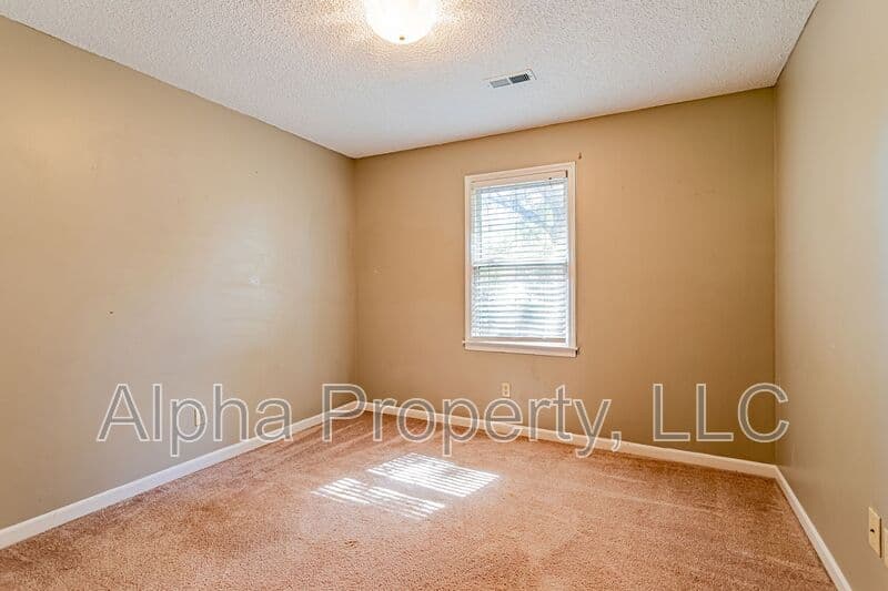Lyman House: 155 Stewart Dr