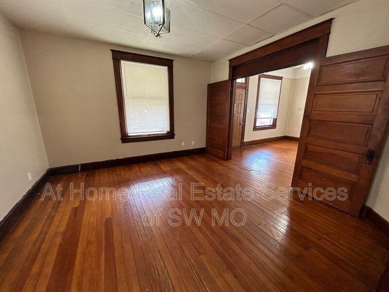 Springfield House: 625 S Broadway