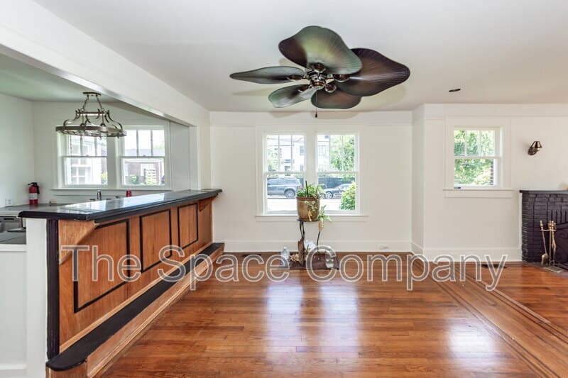 Charleston House: 25 8th Avenue