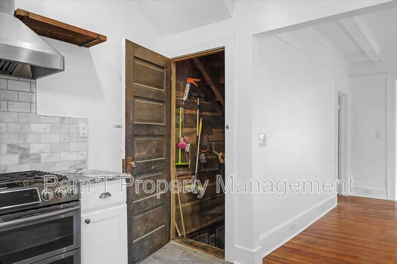 Savannah House: 1118 E Duffy St